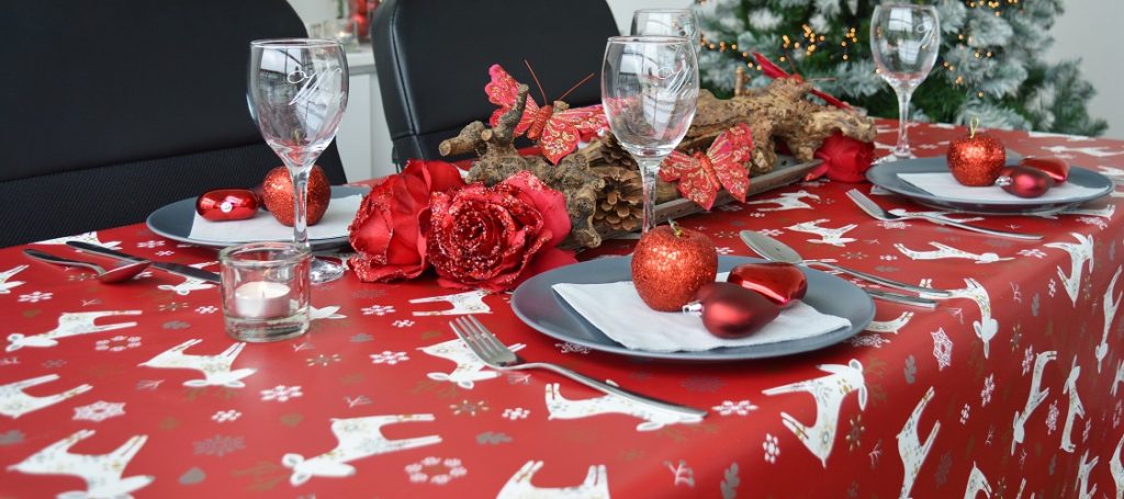 Rode kersttafelzeil met modern design - tafelzeil verovert Nederland met hippe prints voor elk seizoen