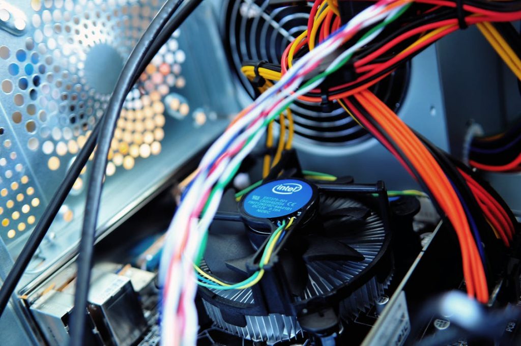 Waterschade laptop moederbord met draadverbindingen en elektronische componenten