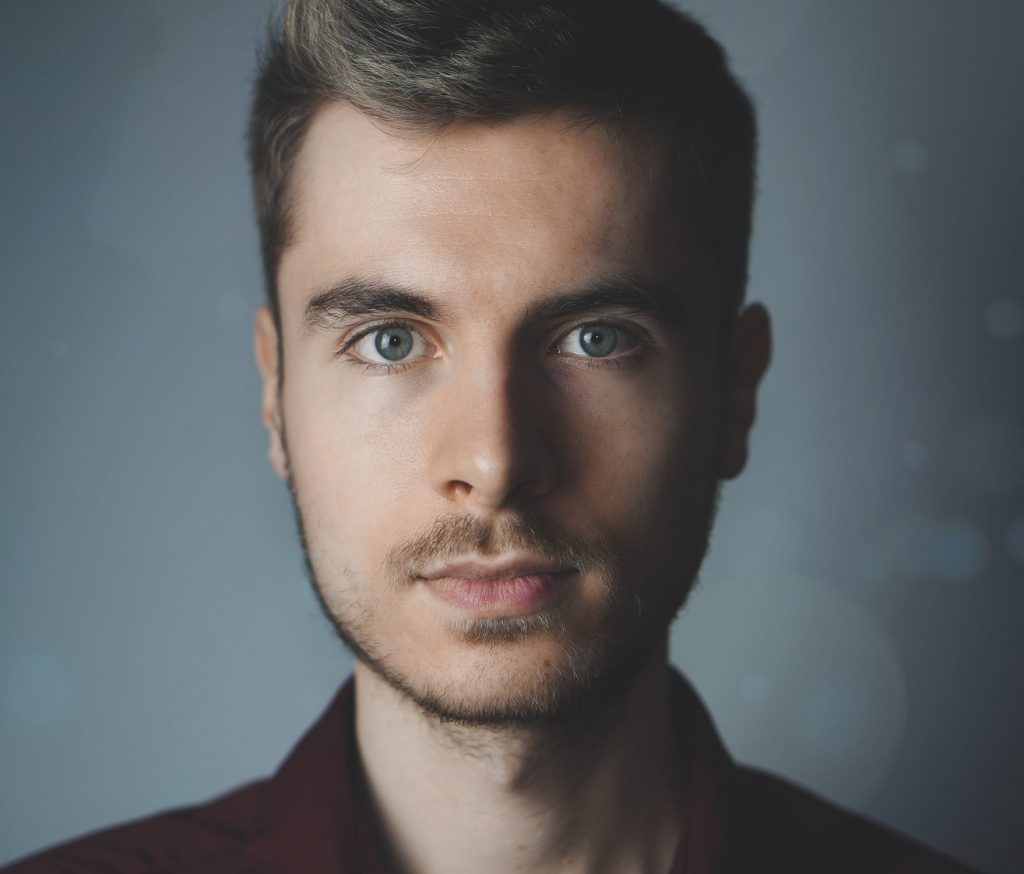 Professional demonstreert tips voor het maken van het perfecte zakelijke portret met aandacht voor licht en posering