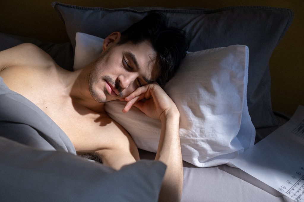 Vrouw met oordopjes slapen, rust en stilte in de slaapkamer
