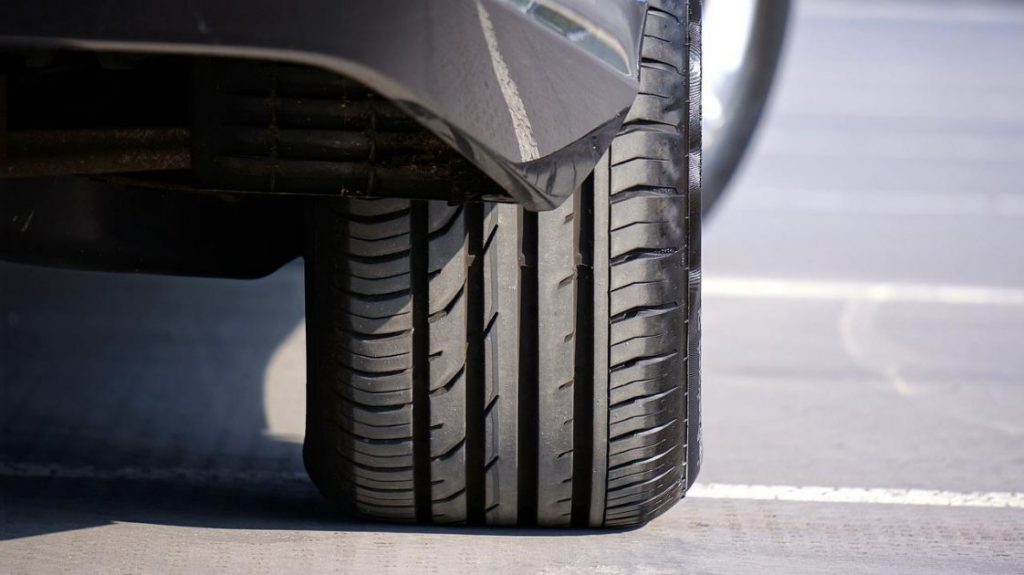 Wielklem bevestigd aan een autowiel - immobilisatie-inrichting voor voertuigen