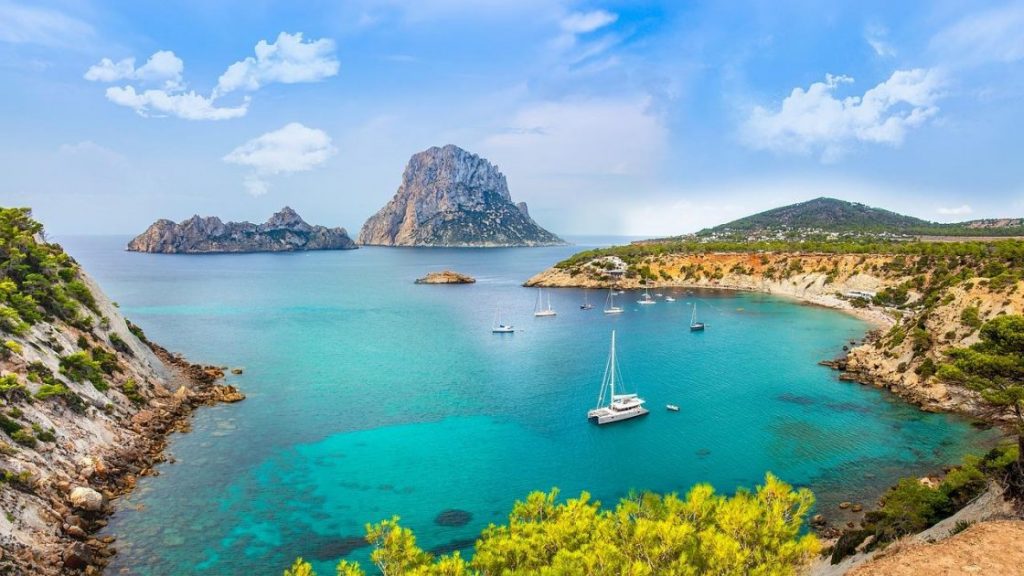 Luxe villa huren op Ibiza met zwembad en zeezicht, perfecte vakantie bestemming