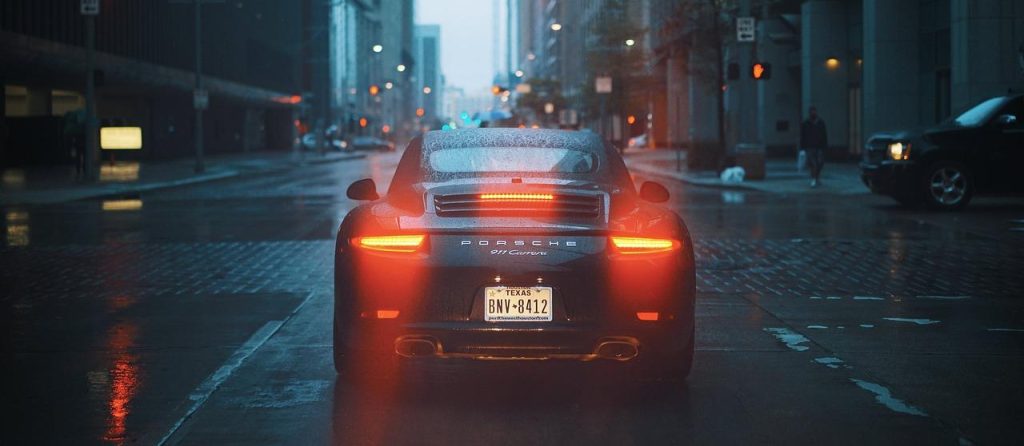 Auto met glanzende glascoating en PPF bescherming tegen krassen en vuil