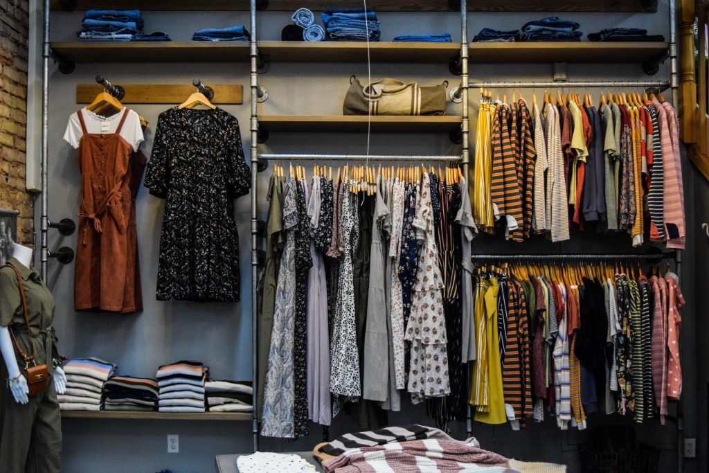 Elegant geklede vrouw in één van de leukste merken jurken van To-be-dressed.nl met moderne stijl