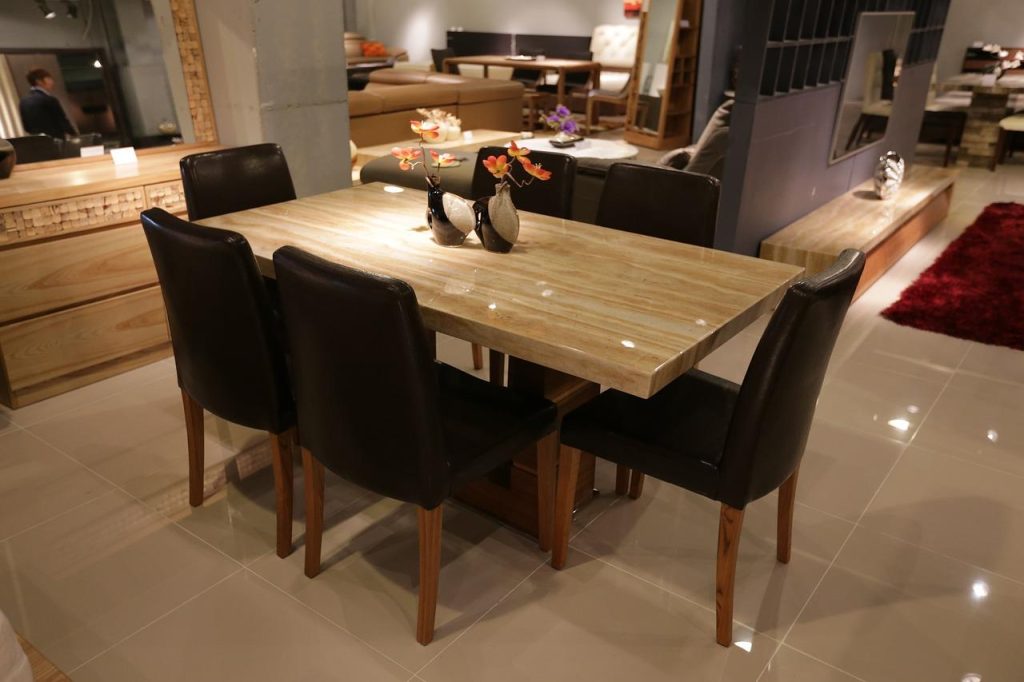 Elegant ingerichte eetkamer met luxe eetkamerstoelen rond een tafel, showcasing verfijnde design en kwaliteitsafwerking