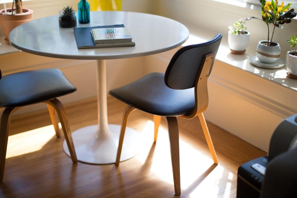 Moderne design salontafel in glas en metaal als centraal stuk in een stijlvolle woonkamer inrichting