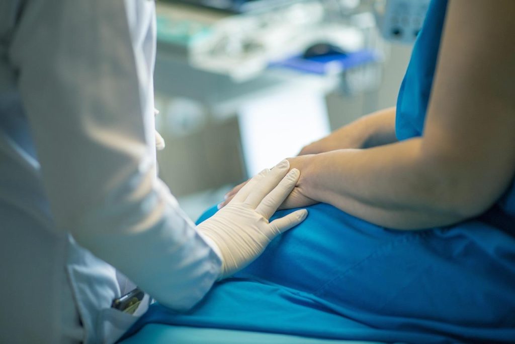 Zorgprofessional helpt patiënt - illustratie van de charme en betekenis van werken in de zorg