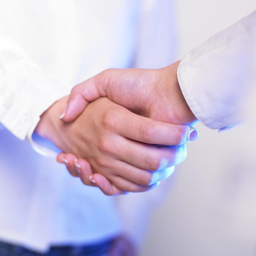 Infographic met 5 essentiële overwegingen voor succesvolle deal making inclusief netwerken, emoties en contractdetails