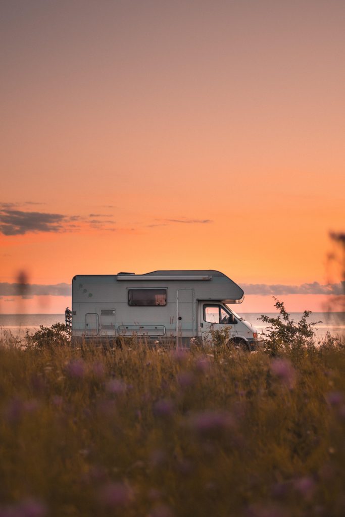 Mobiledrôme showroom met diverse camper-occasions beschikbaar voor aankoop en avontuurlijke reizen