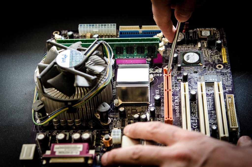 Computer reparatie in Dordrecht: technicus werkend aan computeronderhoud voor lokale bedrijven