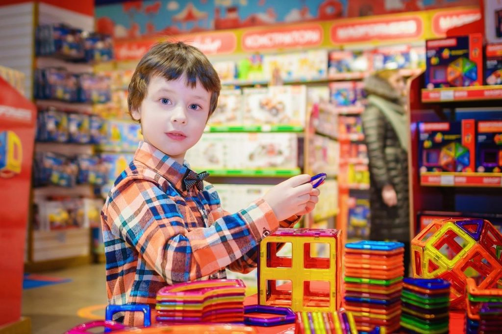 Interieur van babywinkel in Leeuwarden met verscheidenheid aan kinderwagens, babyverzorgingsproducten en speelgoed