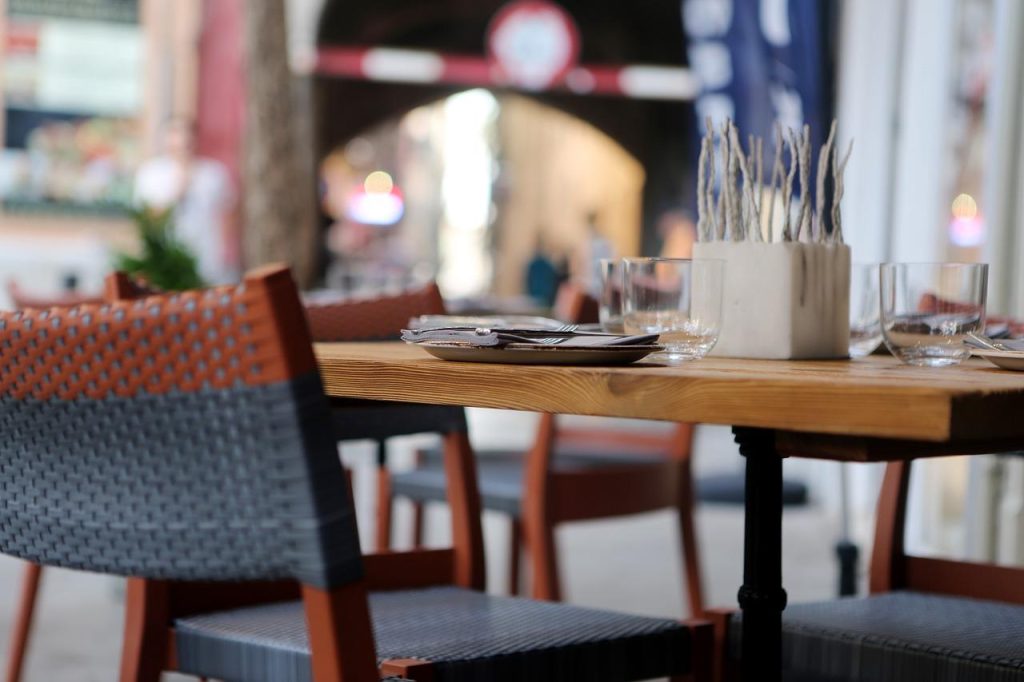 Gastronomische reis door Ede cafetaria's met traditionele Nederlandse snacks en innovatieve gerechten in schilderachtig stadj