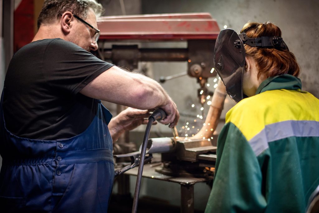 Spuitgieten massaproductie machine die gesmolten materiaal in een mal injecteert voor precisieproductie