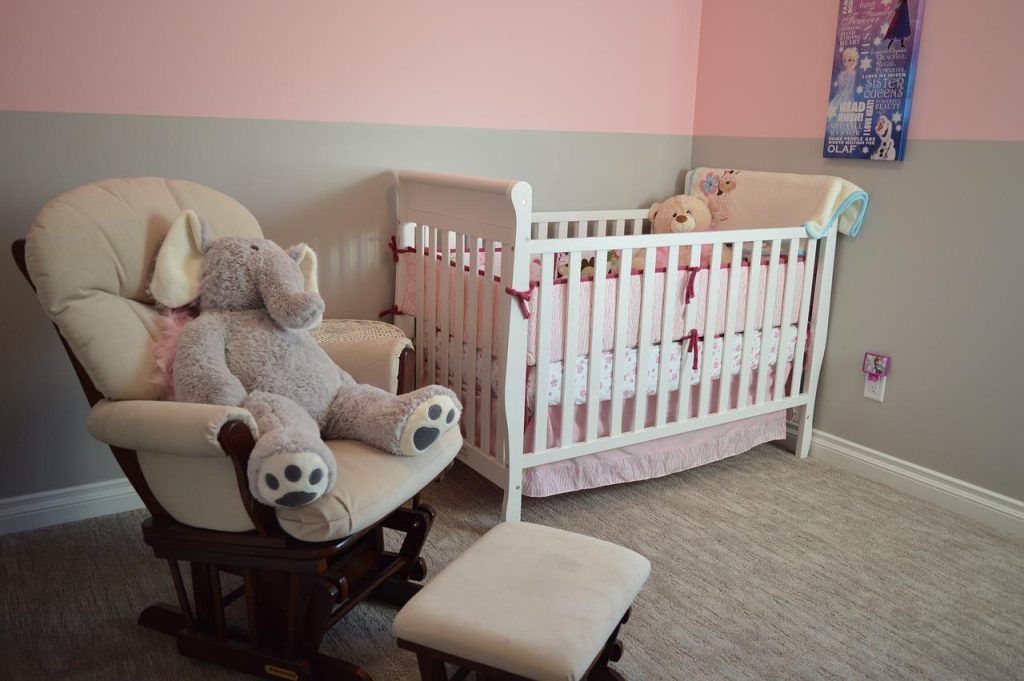 Veilige en praktische inrichting van babykamer zonder fouten - multifunctionele meubels en zachte verlichting