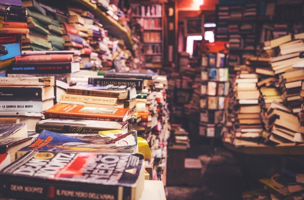 Voorkant van Boekhandel in Doetinchem met uitnodigende ingang en boeken in etalage