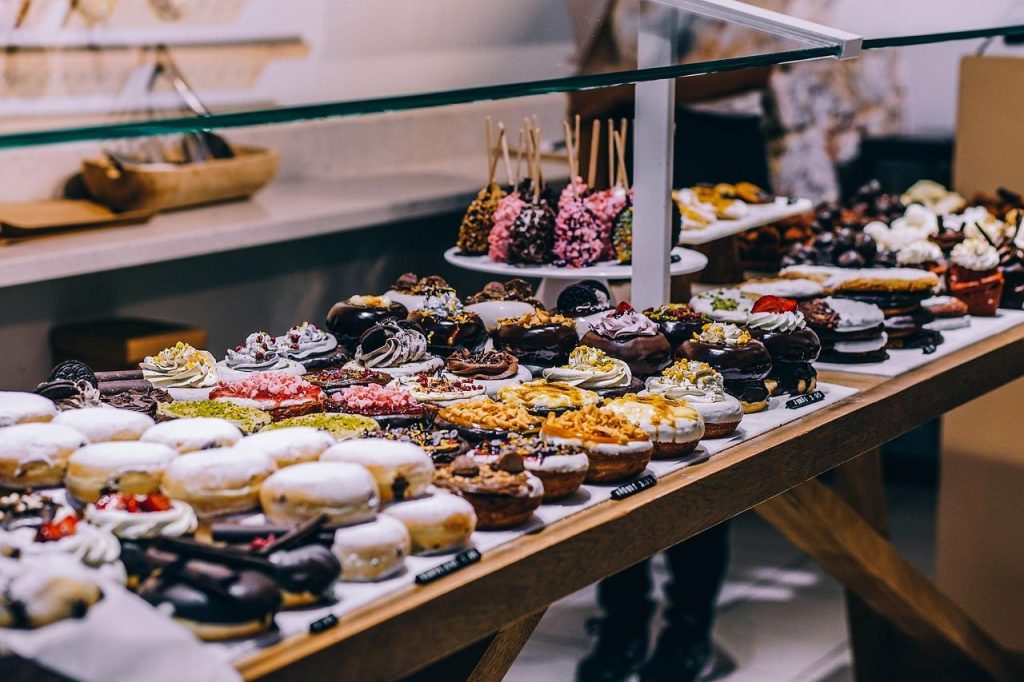 Betovering van bakkerij in Bussum met vers gebakken brood, croissants en gebakjes op de toonbank