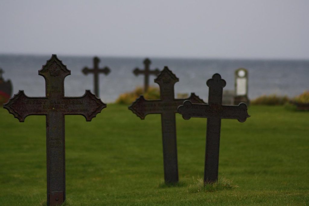 Serene begraafplaats in Houten met paden, groen en monumenten die rust en geschiedenis uitstralen