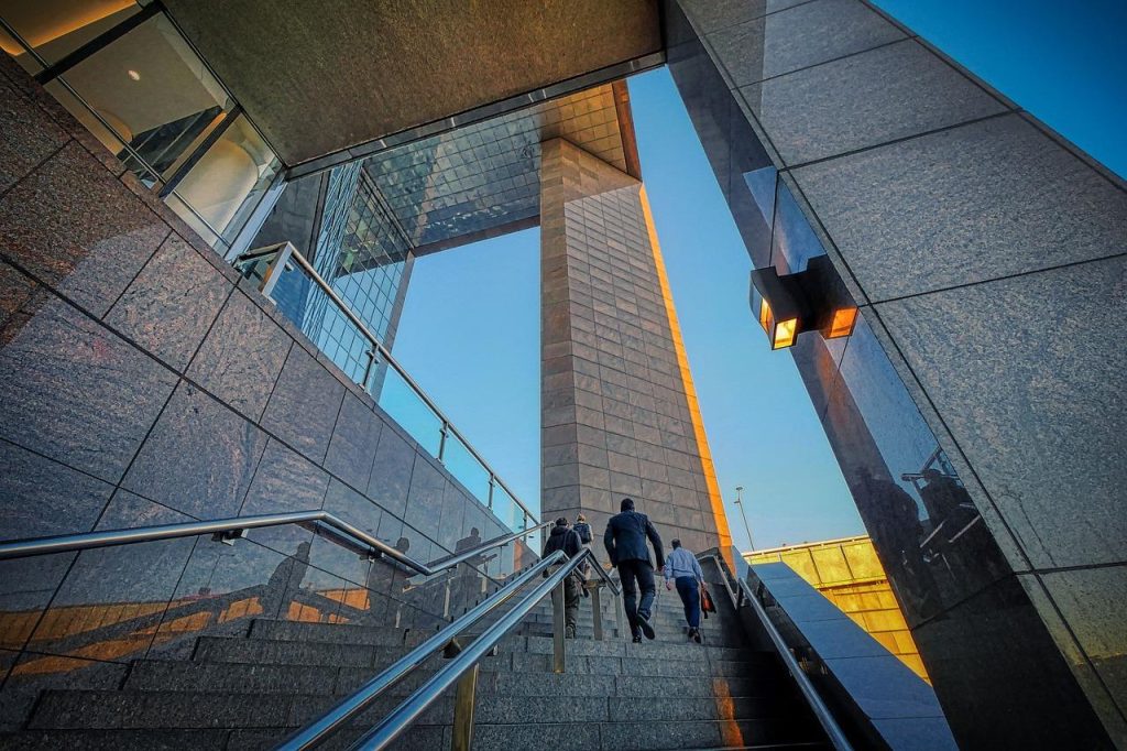Infographic toont wat een businesscoach verdient, met uurtarieven van €50 tot €1000 en jaarlijkse inkomsten tot €200.000