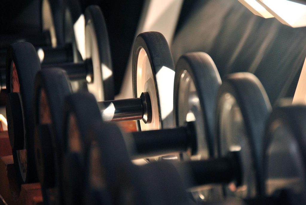 Sportschool Almelo fitnessfaciliteit met moderne apparatuur en trainers die leden begeleiden bij hun fitnessdoelen