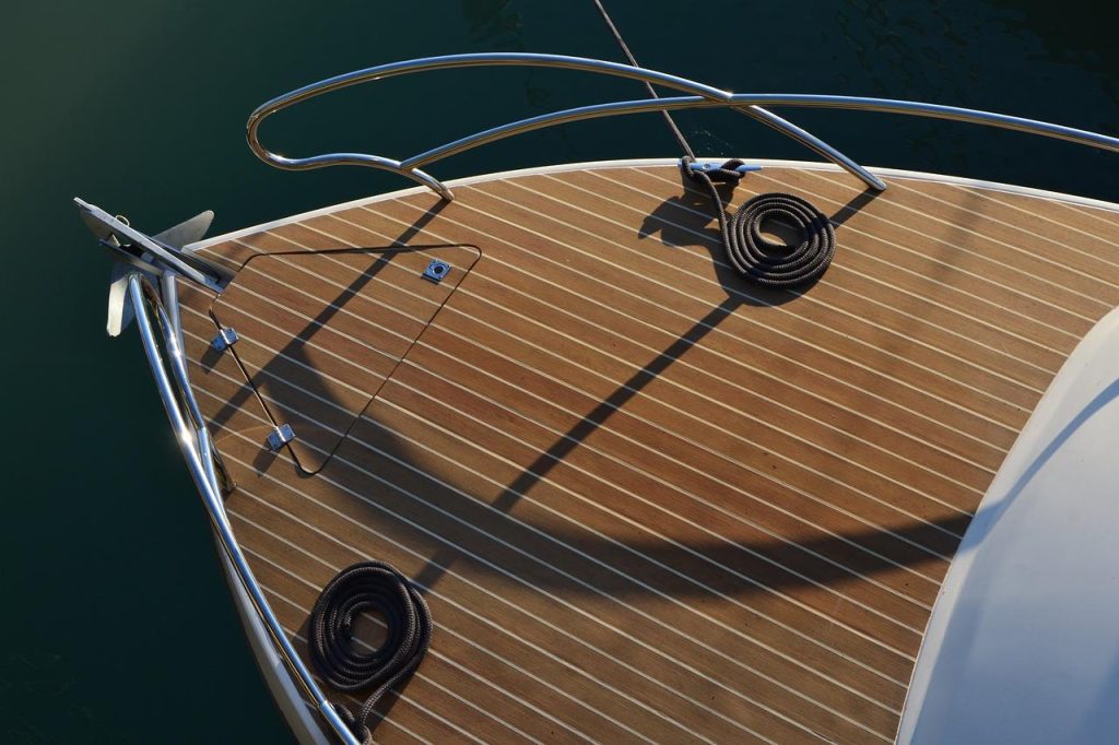 Persoon paddelt in een kano tijdens boot huren in Berkel en Rodenrijs op het water