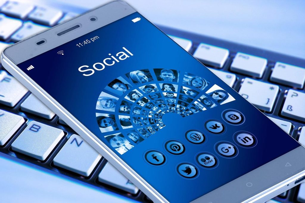 Visual representatie van social media bedrijf diensten inclusief strategische planning, contentcreatie en community managemen