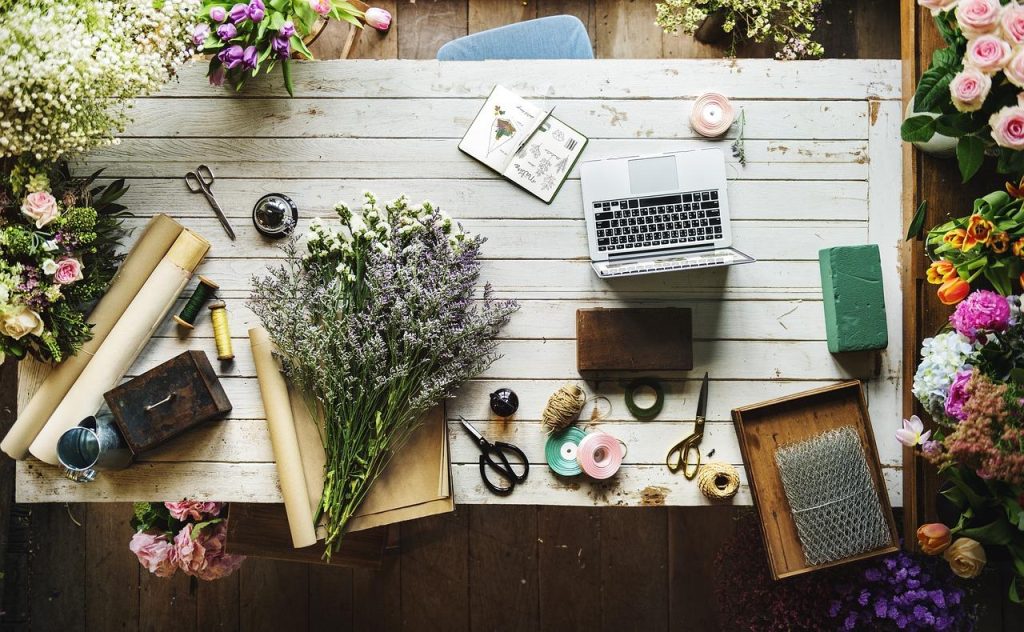 Prachtige bloemstukken van bloemisten in Den Helder met kleurrijke rozen, lelies en zonnebloemen in diverse arrangementen