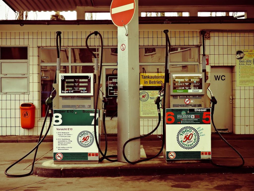 Benzinestation in Sittard met zonnepanelen en elektrische laadpunten voor duurzame brandstofopties