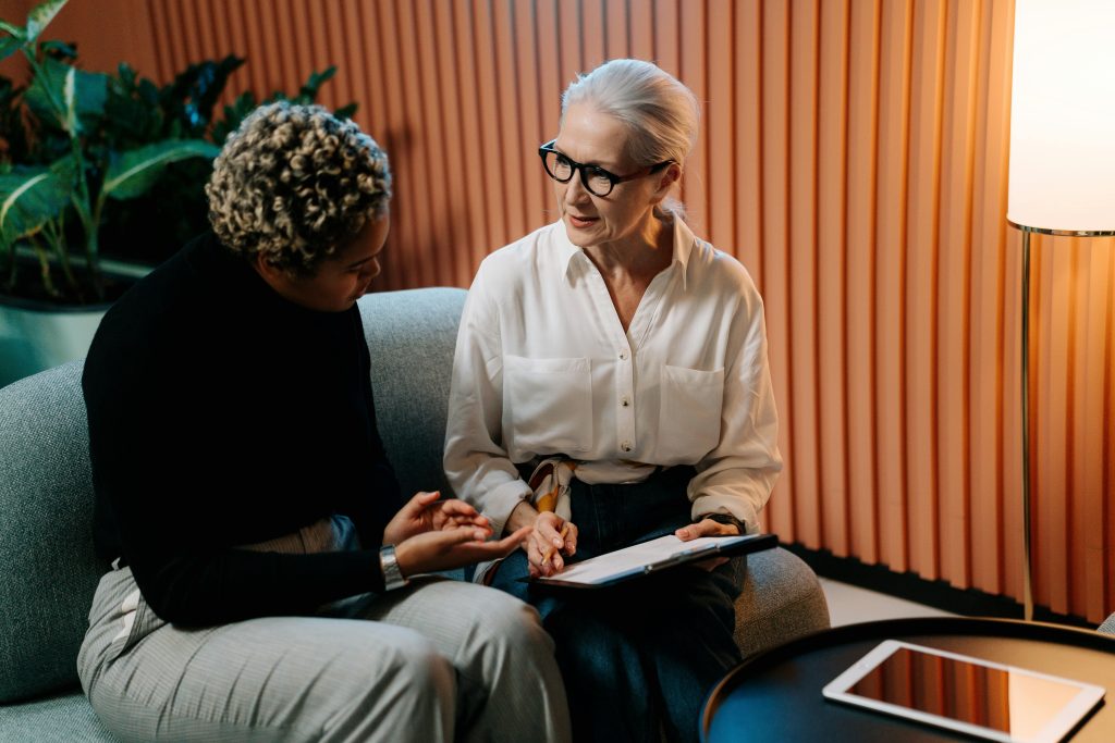 HR professionals in kantoor werken samen aan banen in de HR sector