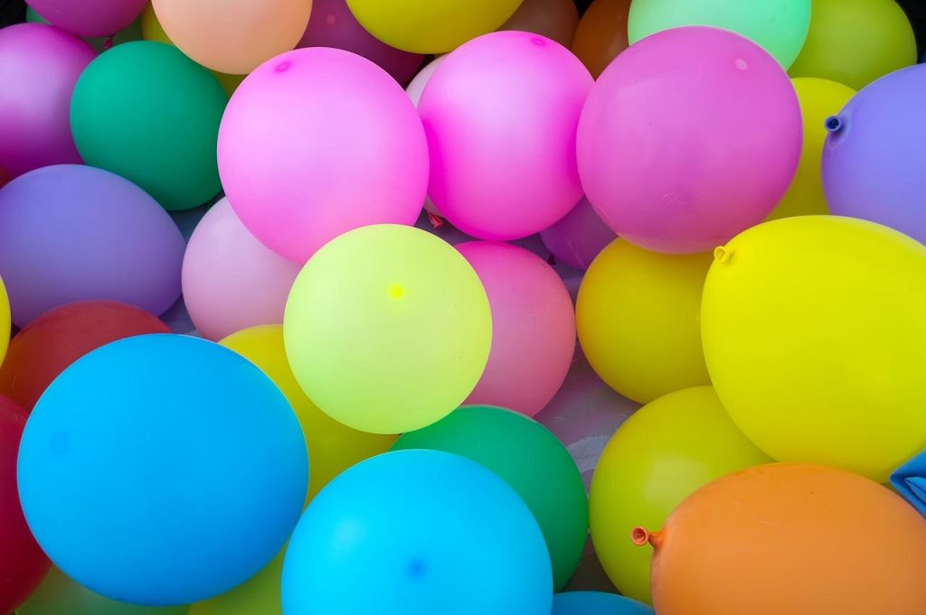 Kleurrijke feestartikelen in Best met ballonnen, slingers en thematische decoraties voor verjaardagen en feestjes