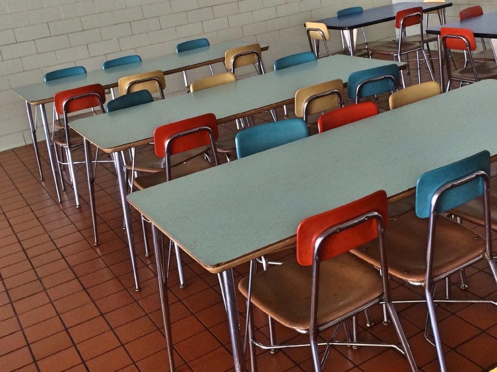 Gezellige cafetaria in Weert met gasten die genieten van traditionele Nederlandse gerechten en internationale specialiteiten