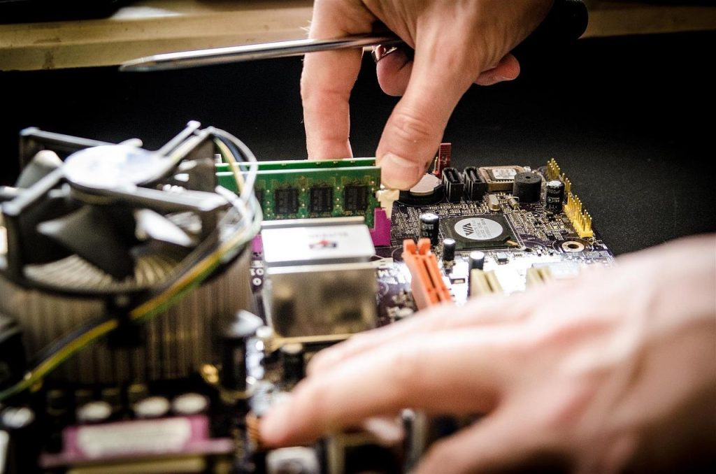 Professionele computer reparatie in Woerden - technicus ondersteunt lokale bedrijven en particulieren bij hardwareproblemen e