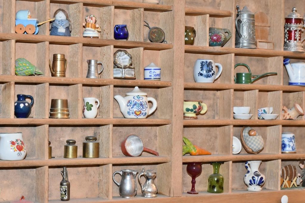 Levendige kraampjes op de Rommelmarkt Almelo vol antieke spullen, vintage items en handgemaakte creaties