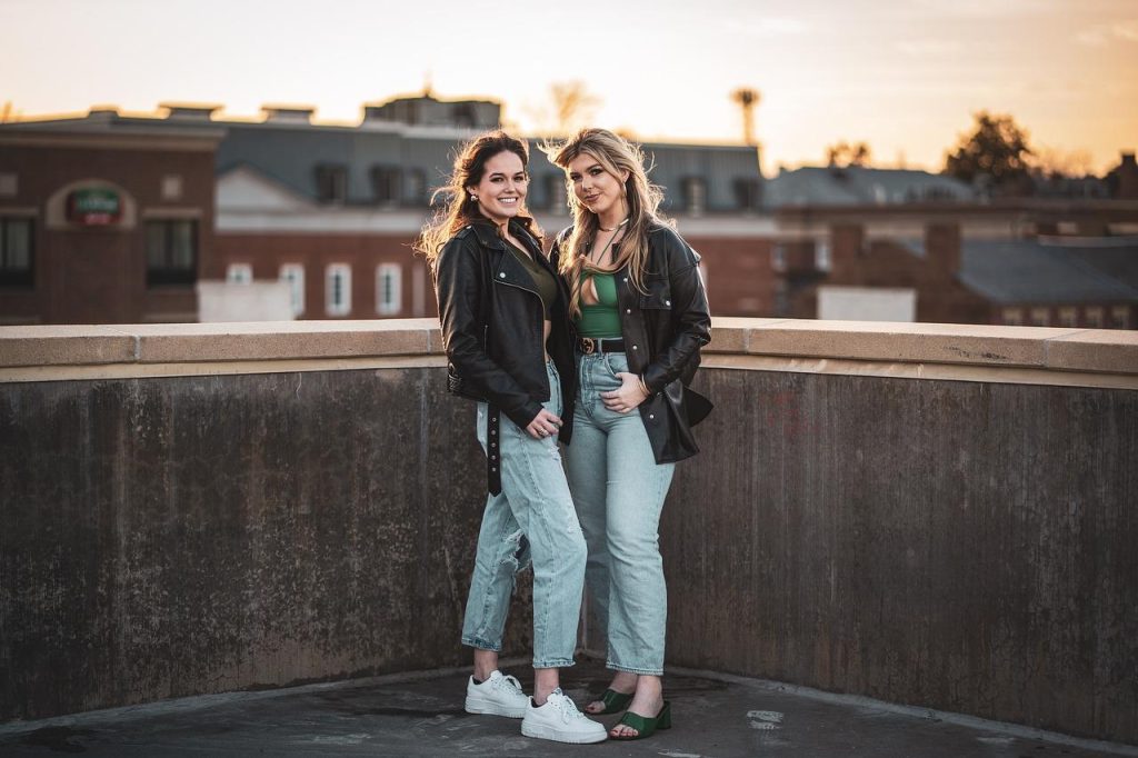 Stylevolle vrouw met trendy damesmode outfit in het centrum van Harderwijk met diverse modewinkels
