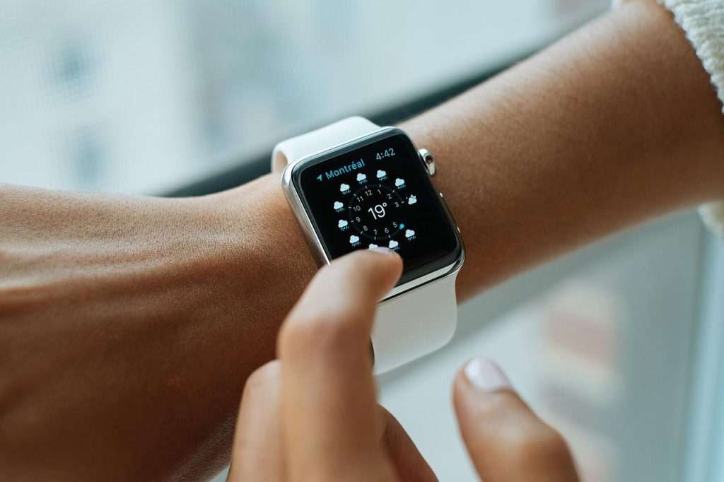 Verschillende Apple watch bandjes in diverse materialen en kleuren, waaronder siliconen, leer en metaal opties voor personali
