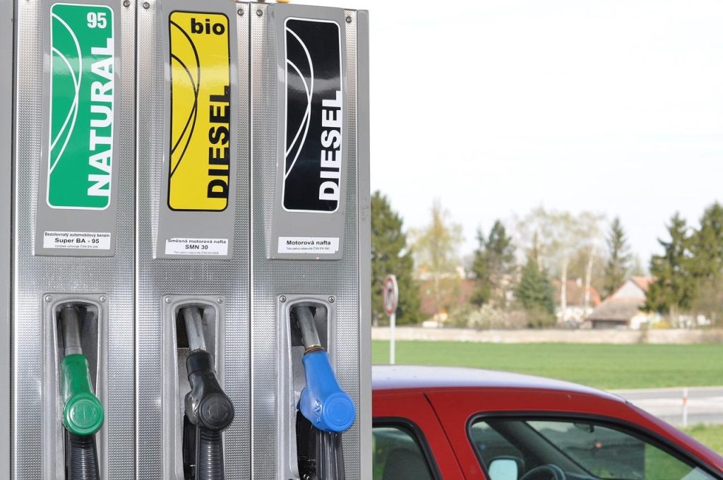 Infographic met slimme strategieën om brandstofkosten in Almelo te verlagen, eco-rijden en carpoolen tips