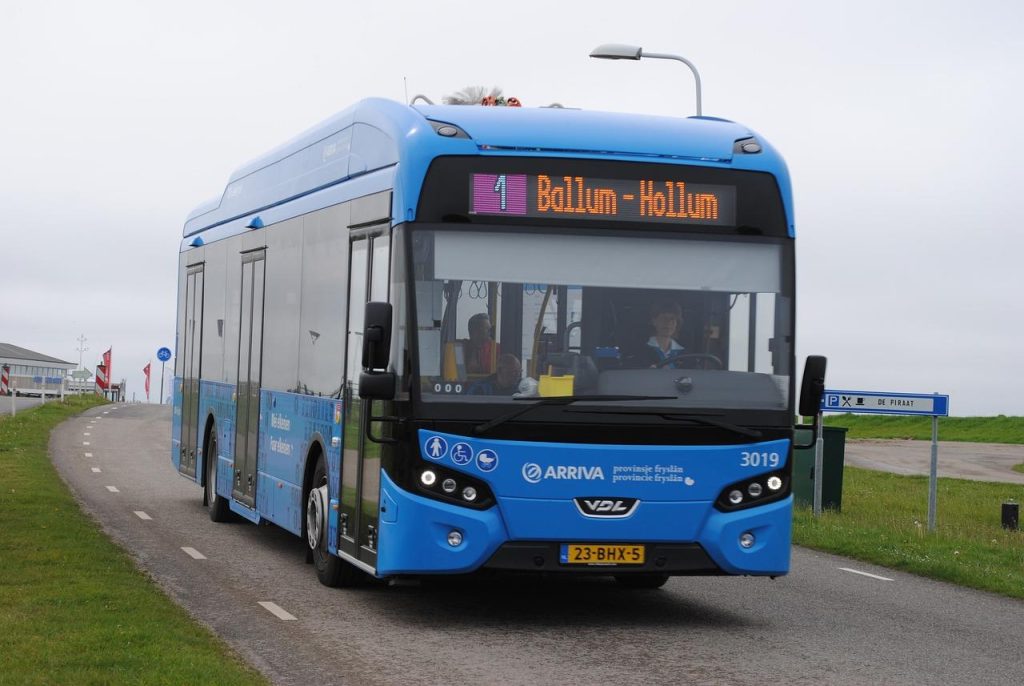 Comfortabele touringcar klaar voor groepsvervoer in Vlaardingen met professionele chauffeur