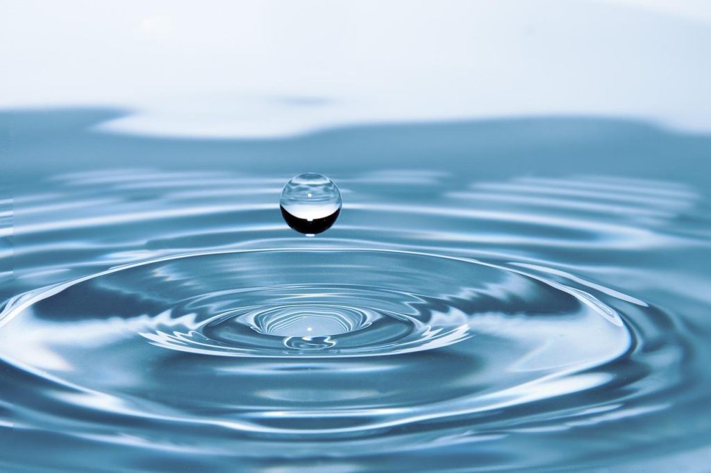 Wateroverlast in huis aanpakken met praktische oplossingen en dompelpomp voor drainage